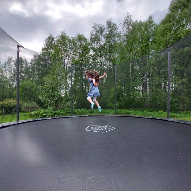 Martan kesän lempipuuhaa on trampoliinilla pomppiminen ja sitähän tehdään tietty päivittäin