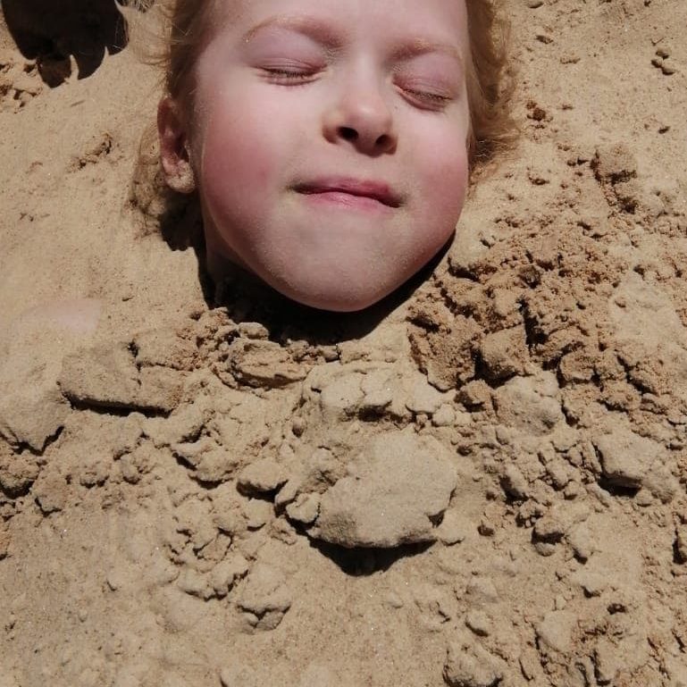 Kukapa ei muistaisi tätä Eveliinan kesäistä hiekkaleikkiä omasta lapsuudesta