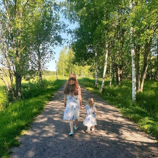 Minean mielestä kesällä on ihanaa tehdä kävelyretkiä siskon kanssa